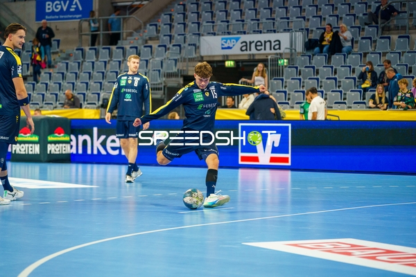 David More (15; Rhein Neckar Löwen) schießt aufs Tor