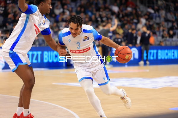 Spielaktion mit Garai Zeeb (3; Frankfurt Skyliners)