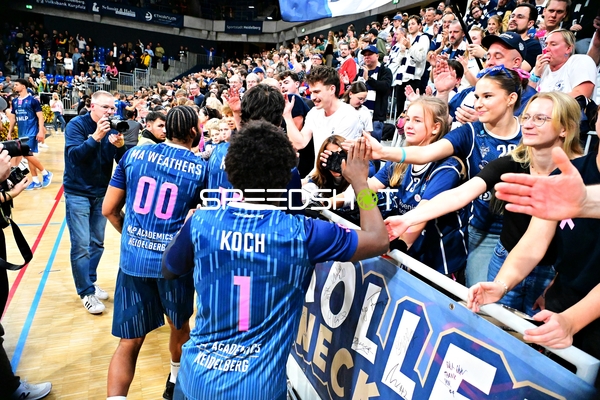 Spieler von MLP Academics Heidelberg feiern mit Fans