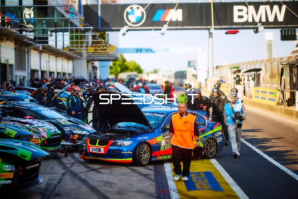 Boxengasse beim 24h Rennen 2025