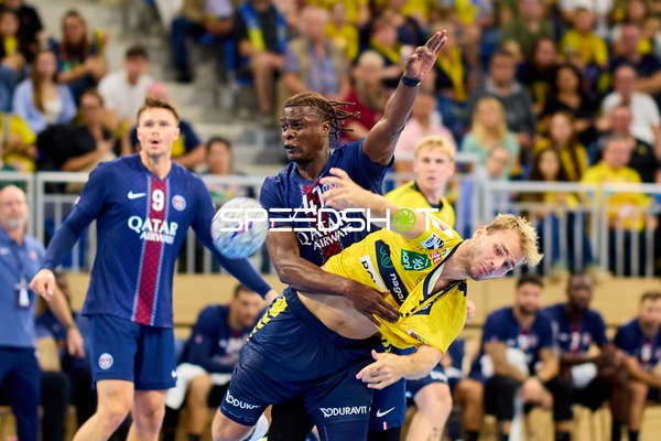 Spieler kämpfen um Ball