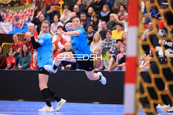 Szene mit Natsuki Aizawa (23; Thüringer HC) und Csenge Kuczora (59; Thüringer HC)