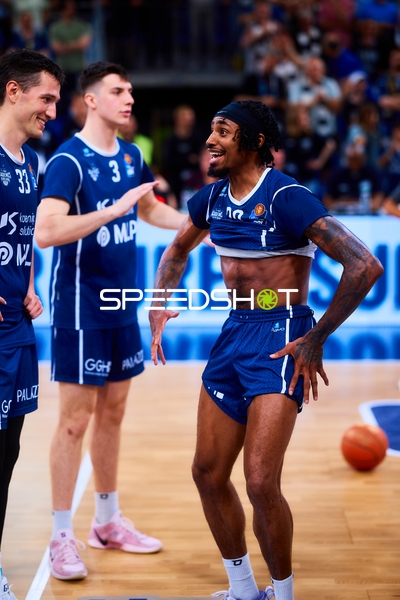 Feier Ryan Mikesell (33;MLP Academics Heidelberg), Andrew O’Brien (3;MLP Academics Heidelberg), Michael Weathers (20;MLP Academics Heidelberg)