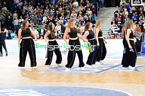 Cheerleader tanzen während Spielpause