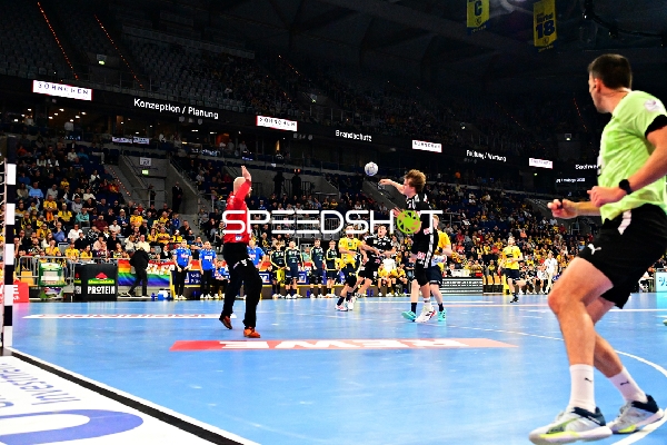 Handball-Szene mit Spielern von Rhein Neckar Löwen und HC Erlangen