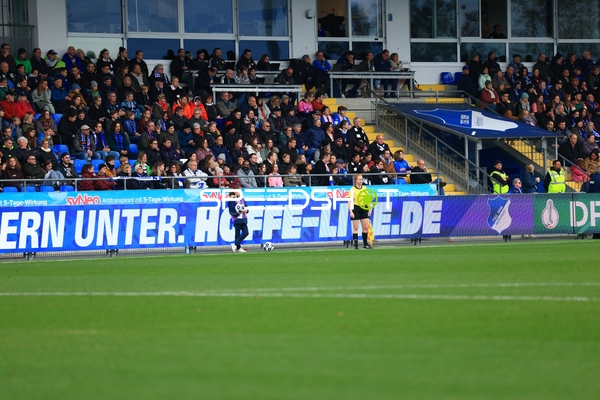 Ballmädchen und Linienrichterin