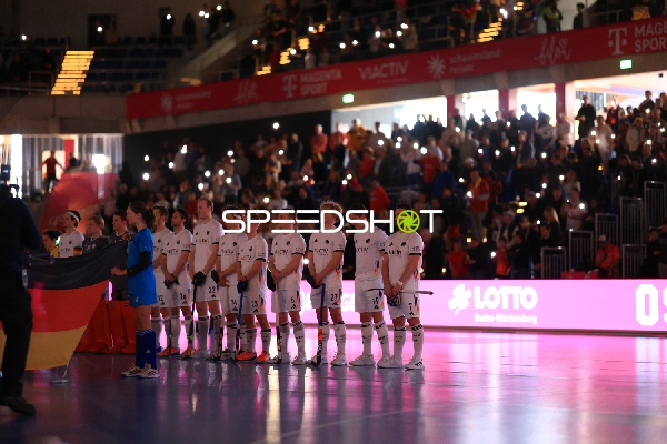 Anton Pöhling (12; Deutschland) und Teamkollegen bei der Nationalhymne