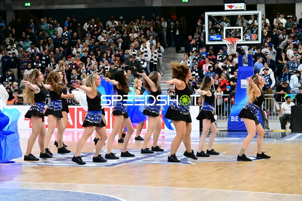 Cheerleader tanzen während Spielpause