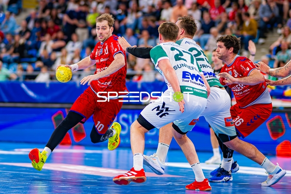 Wurf von Tom Wolf (10;SG BBM Bietigheim) gegen Oskar Sunnefeldt (27;Frisch Auf Göppingen)