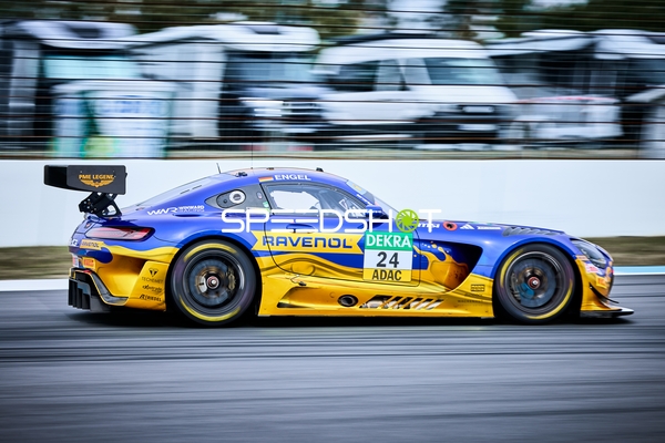 Rennfahrzeug auf der Rennstrecke