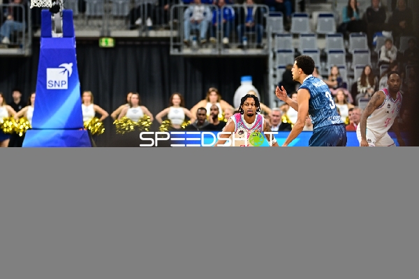 Kevin McClain (3; MLP Academics Heidelberg) und Jeff Garrett Jr. (4; Telekom Baskets Bonn) in Aktion