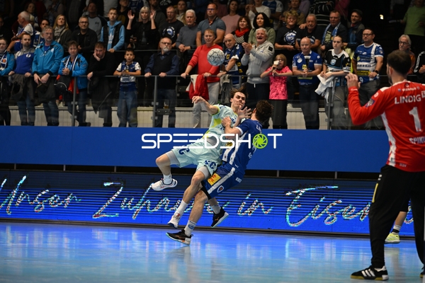 Zweikampf um den Ball mit Miro Schluroff (15; VfL Gummersbach)