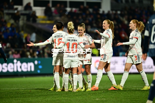 Spielerinnen feiern gemeinsam