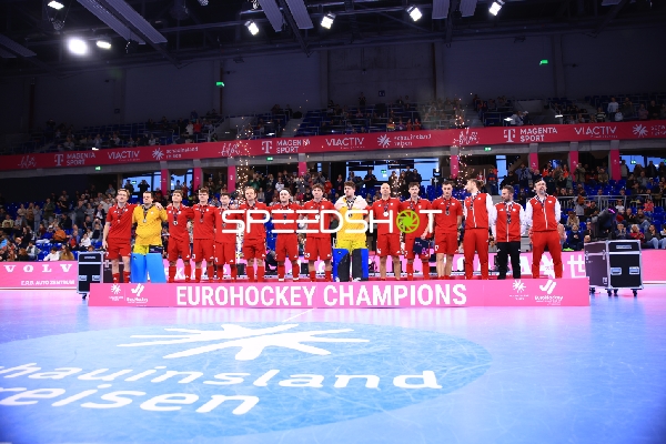 Europameister Mateusz POPIOLKOWSKI (1; Polen) mit Team