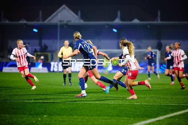 Spielszene mit Meret Felde (4; SC Freiburg Frauen)