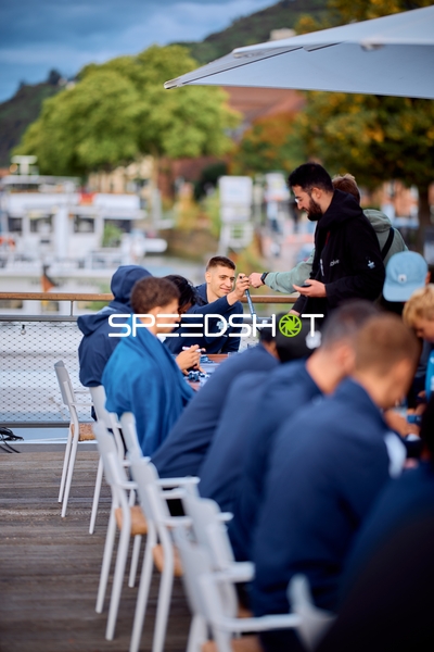 Dusan Neskovic (7; MLP) gibt Autogramme