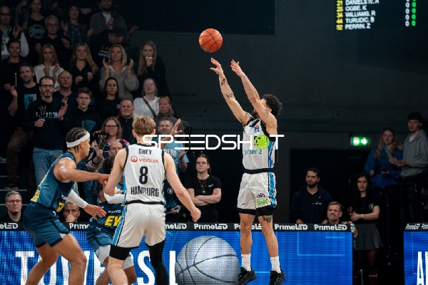 Devon Daniels (21; Veolia Towers Hamburg) wirft den Ball