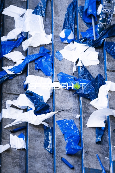 Leere Tribünen mit Fanartikeln