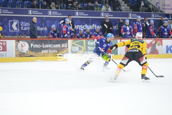 Brandon Gignac (10; EHC Kloten) im Zweikampf