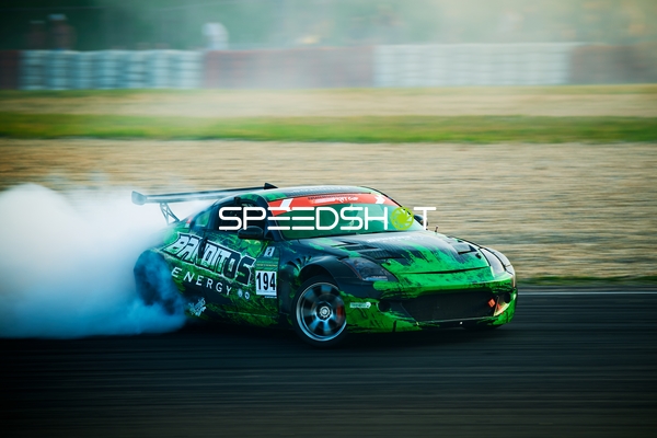 Rennfahrzeug driftet am Nürburgring