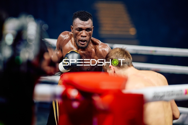 Boxer Paulinus Ndjolonimu (113; VIP) in Aktion