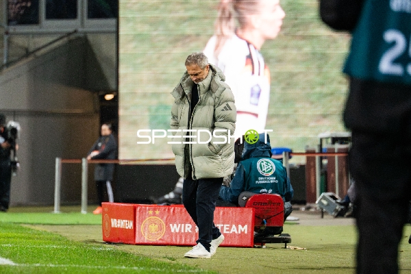 Trainer an der Seitenlinie