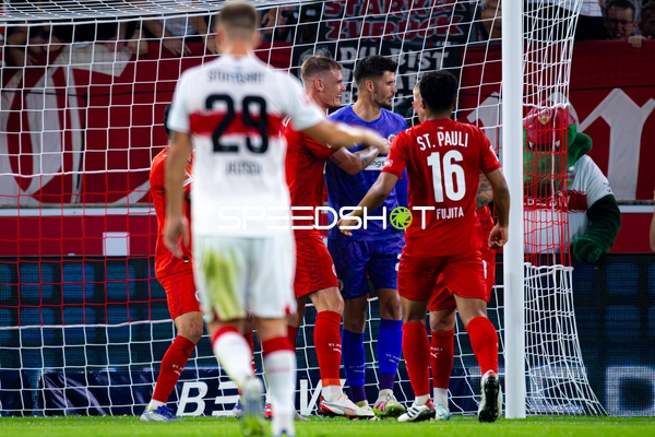 Torraumszene mit Nikola Vasilj (22; FC St. Pauli) und Finn Jeltsch (29; VfB Stuttgart)