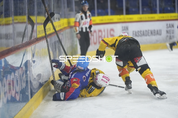 Kampf um den Puck an der Bande