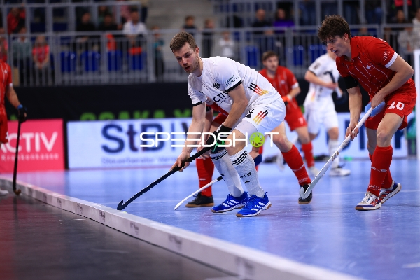 Nicolas Proske (7; Deutschland) am Ball gegen 10; Schweiz