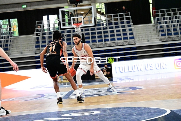 William McDowell-White (9; JL Bourg Basket) dribbelt, Alonzo Verge (11; Rasta Vechta) verteidigt