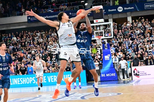 DJ Horne (0; MLP Academics Heidelberg) mit Wurfversuch