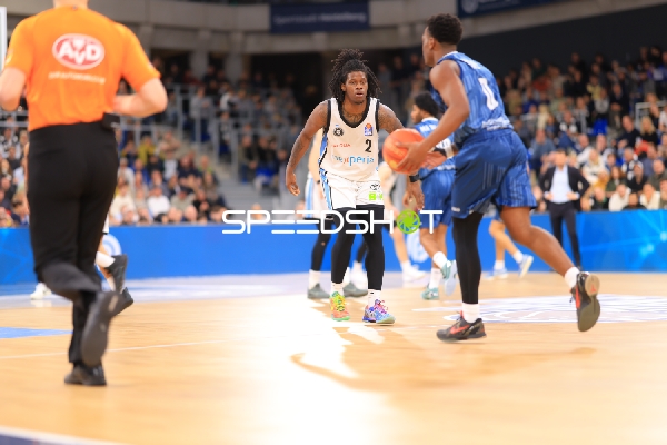 Leonard Thorpe Jr. (2; Veolia Towers Hamburg) mit Ball