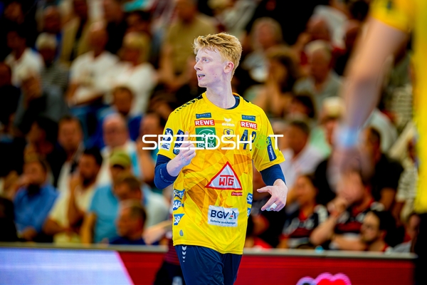 Aktion von Jon Lindenchrone Andersen (42;Rhein Neckar Löwen) in Gelb