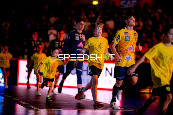 Einlauf mit David Móré (15;Rhein Neckar Löwen) und Kindern