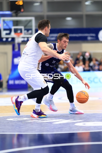 Ryan Mikesell (33; MLP Academics Heidelberg) im Zweikampf