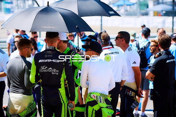 Team SchnitzelAlm Racing in der Boxengasse