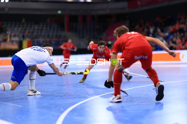 Adam UHLÍŘ (19; Tschechien) mit Ball im Duell