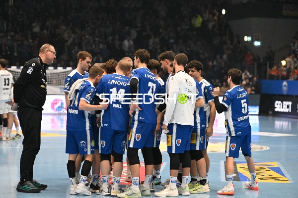 Spielszene: Max Beneke (9; ThSV Eisenach) und Gian Attenhofer (11; ThSV Eisenach)