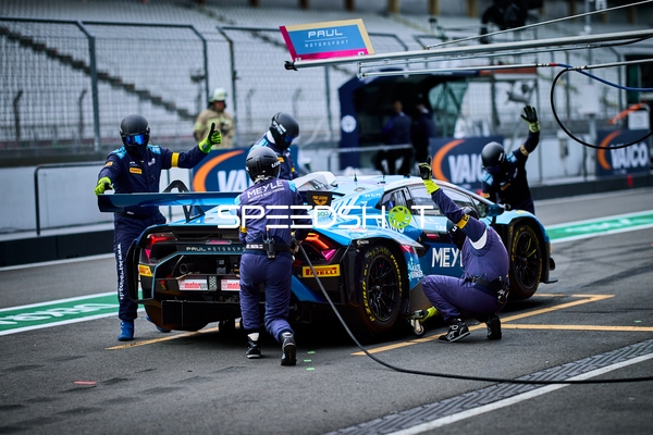 Rennfahrzeug in der Boxengasse