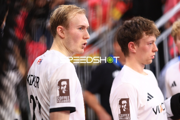 Nik Kerner (22; Deutschland) fokussiert