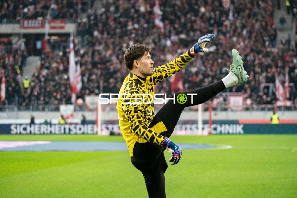 Torwart Gregor Kobel (1; Borussia Dortmund) in Aktion