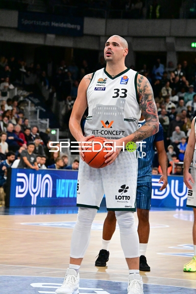 Maik Zirbes (33; Gladiators Trier) mit Ball