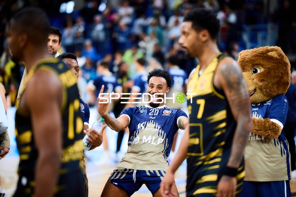 Spielszene mit Michael Weathers (20; MLP Academics Heidelberg) und Teamkollegen