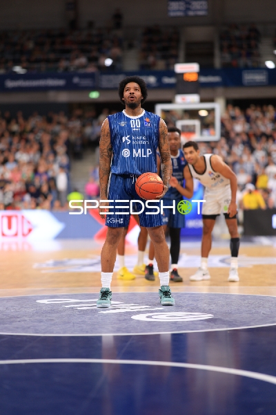 Marcus Weathers (00; MLP Academics Heidelberg) mit Ball