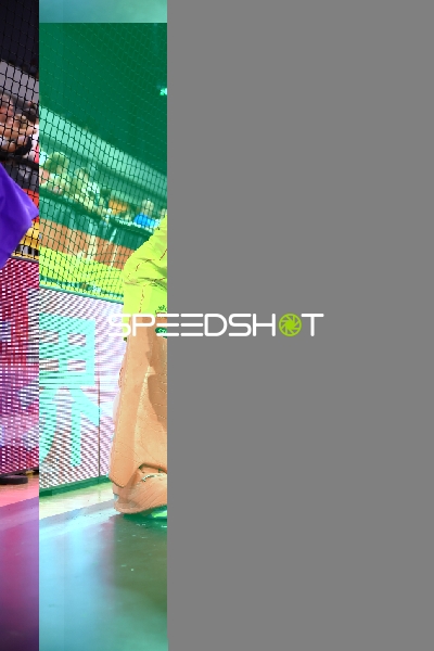 Zweikampf um den Ball im SNP Dome