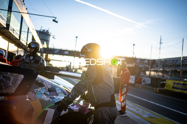 Rennfahrzeug in der Boxengasse