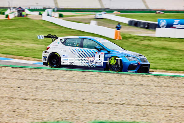 Rennwagen Nummer 7 auf der Strecke