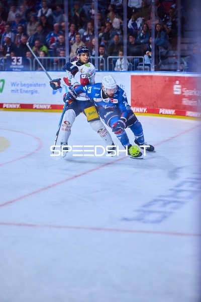 Kampf um den Puck im Playoff-Halbfinale