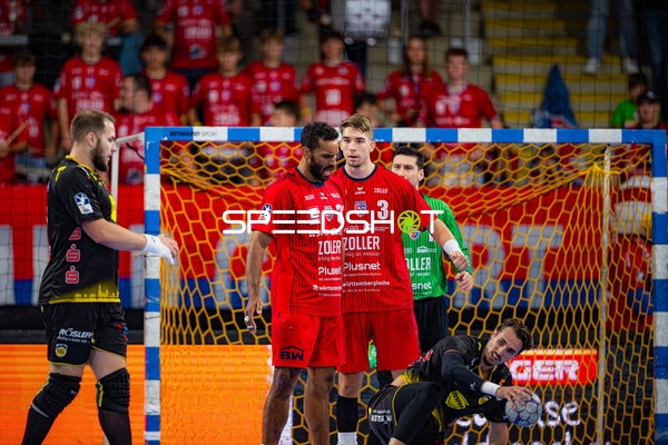 Nikola Vlahovic (3; SG BBM Bietigheim) verteidigt im Kreis