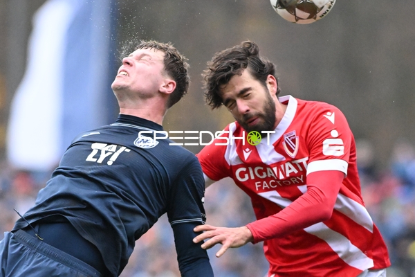 Kopfball-Duell im Pokal